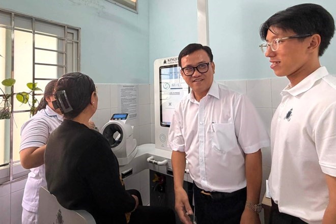 TS.BS CKII Huỳnh Minh Chín (thứ 2 từ phải qua) trao Kiosk khám sức khỏe thông minh cho Trạm Y tế xã Đất Đỏ. Ảnh: Sở Y tế TPHCM cung cấp
