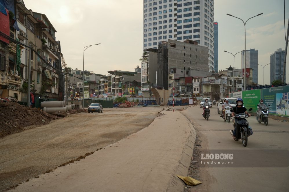 Nhà thầu đang triển khai thi công nhiều hạng mục ở khu vực nút giao với đường Nguyễn Chí Thanh. Ảnh: Sóng Hữu 