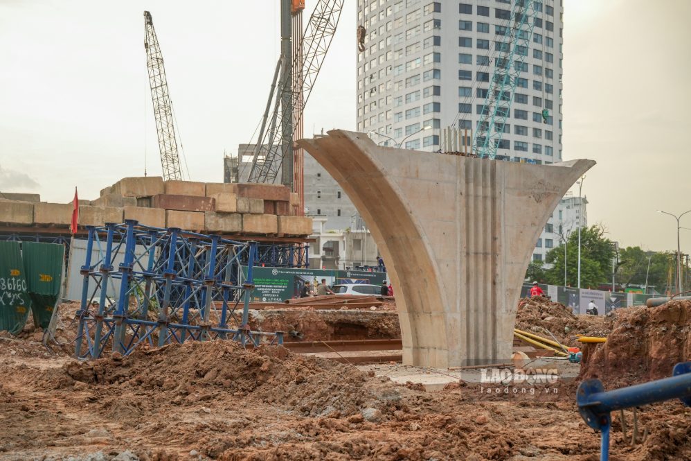 Trụ cầu vượt nút giao Nguyễn Chí Thanh đã hình thành. Ảnh: Sóng Hữu 