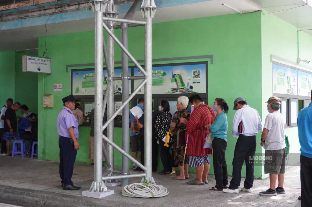Hành khách trên 60 tuổi xếp hàng làm thủ tục cấp Thẻ giao thông công cộng. Ảnh: Như Quỳnh
