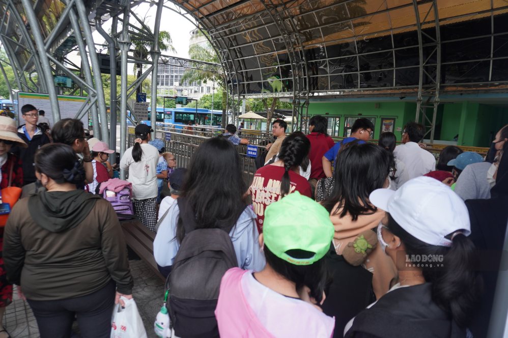 Dù là cuối tuần, lượng hành khách sử dụng xe buýt tại TPHCM vẫn duy trì ở mức cao. Ảnh: Như Quỳnh