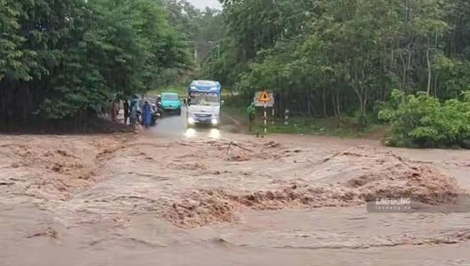 Nước lũ dâng cao gây ngập cục bộ một cầu tràn ở xã Lìa trong sáng 9.8. Ảnh: Hàn Nguyên 
