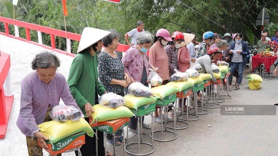Ủy ban MTTQ Việt Nam tỉnh Vĩnh Long hỗ trợ 270 triệu đồng cho hộ khó khăn