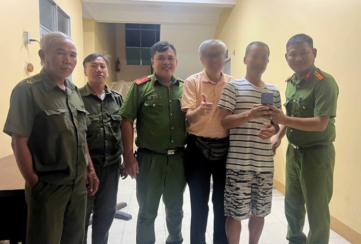 Du khách nước ngoài xúc động nhận lại điện thoại đánh rơi ở Mũi Né. Ảnh: Công an cung cấp