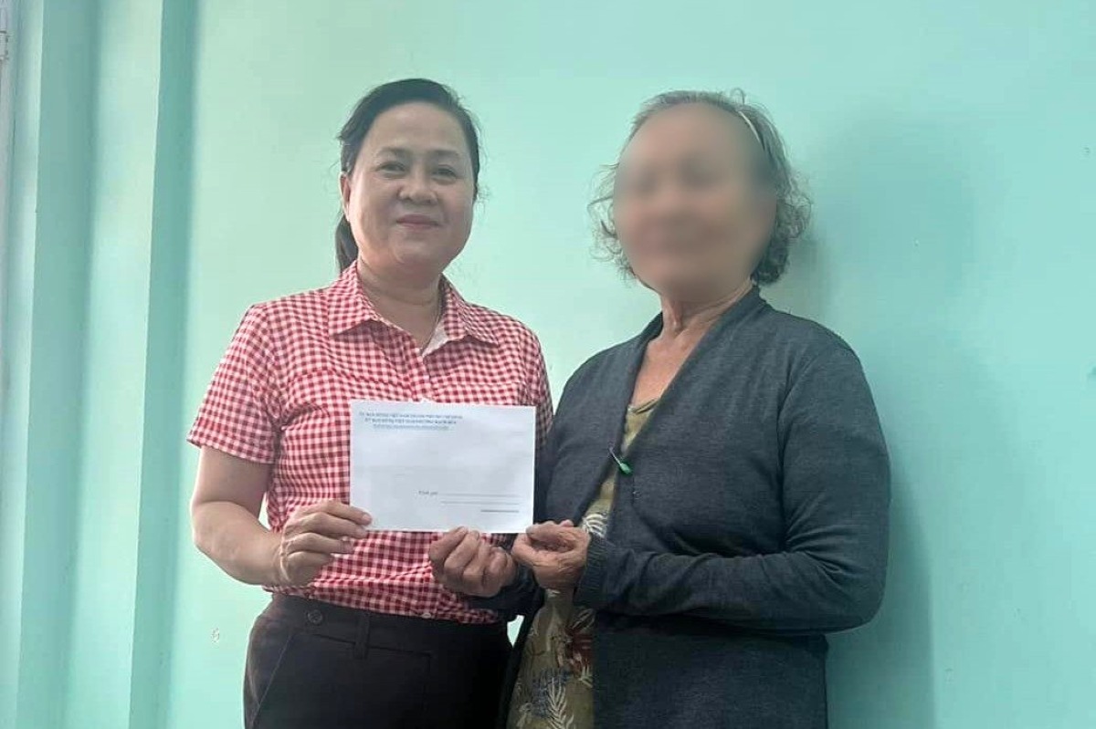 Trao hỗ trợ cho 20 trường hợp khó khăn ở phường Rạch Dừa