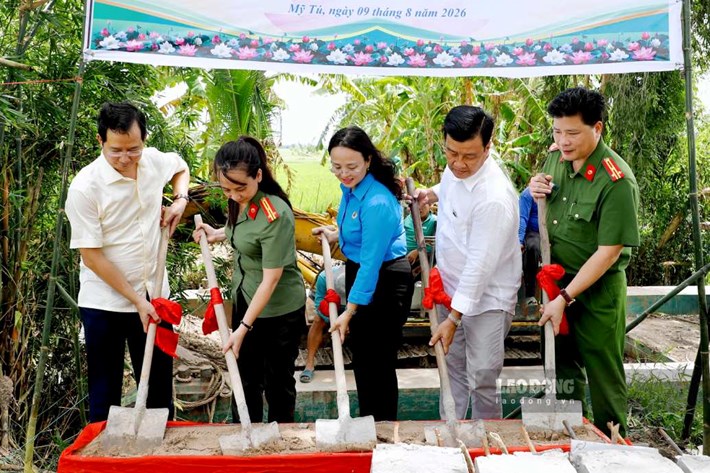 Các đại biểu thực hiện nghi thức lễ khởi công. Ảnh: Tạ Quang
