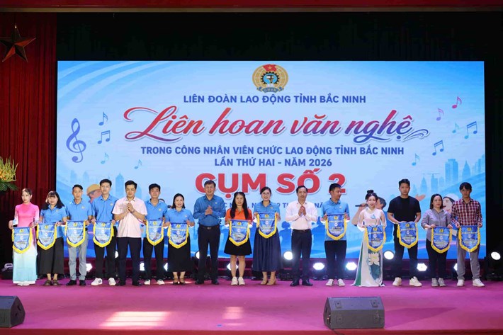 Liên đoàn Lao động tỉnh và đại diện lãnh đạo địa phương trao Cờ lưu niệm cho các Công đoàn Công ty tham gia Liên hoan văn nghệ. Ảnh: Quyết Chiến/Liên đoàn Lao động tỉnh Bắc Ninh.
