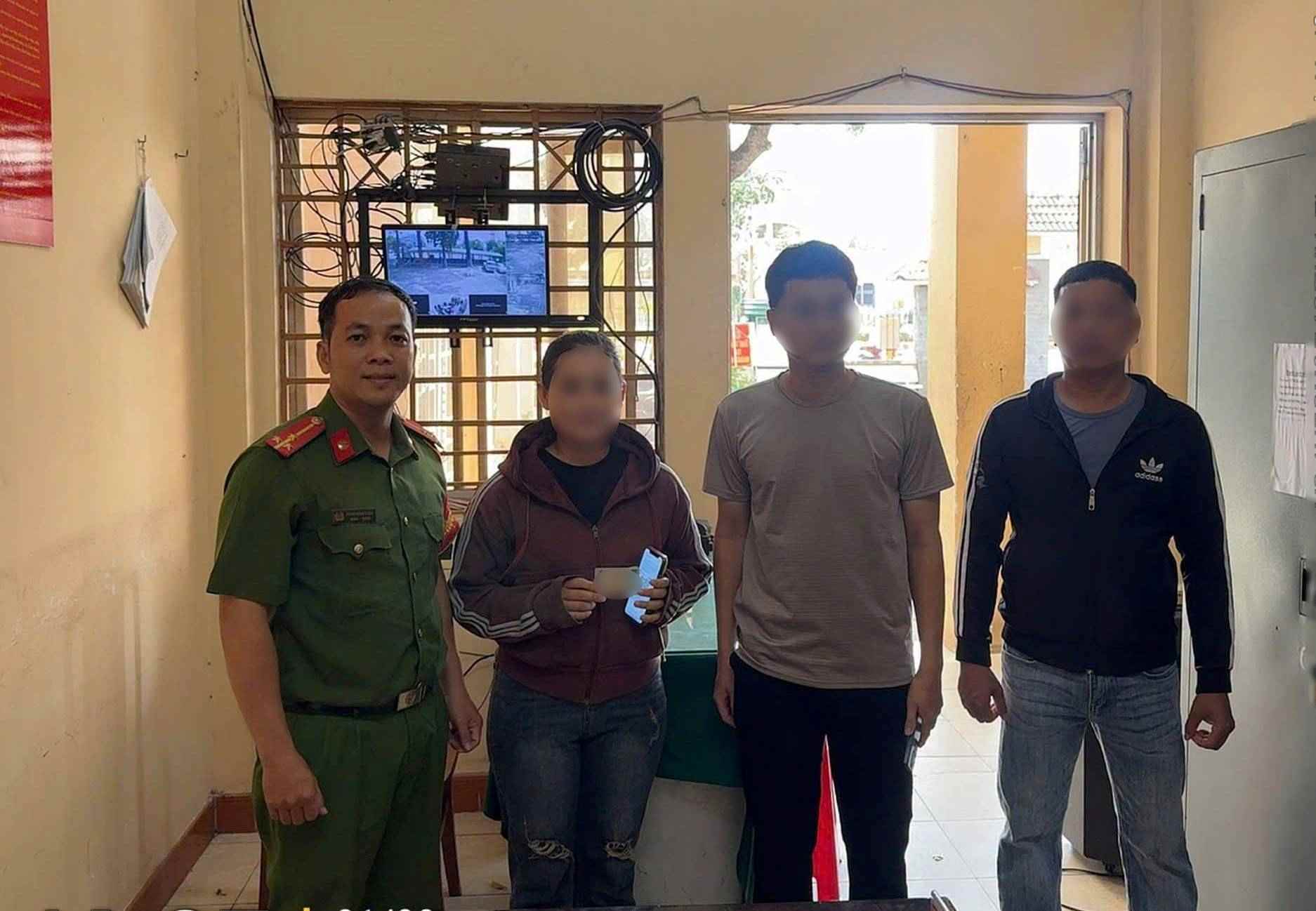 Recevant 9 millions de dongs transférés par erreur, un homme à Hô-Chi-Minh-Ville signale à la police pour les rendre
