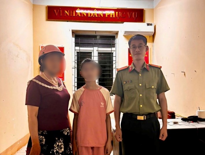 La police de la commune d'An Lạc, province de Bắc Ninh, a rapidement aidé l'enfant perdu à retrouver sa famille. Photo: Police de la province de Bắc Ninh