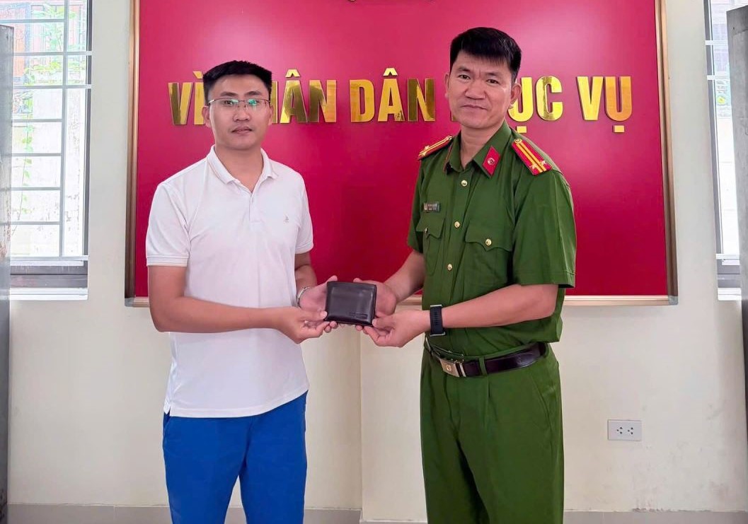 Un touriste à Phú Thọ trouve de l'argent et de l'or et le remet à la police pour qu'elle retrouve la personne qui les a perdus
