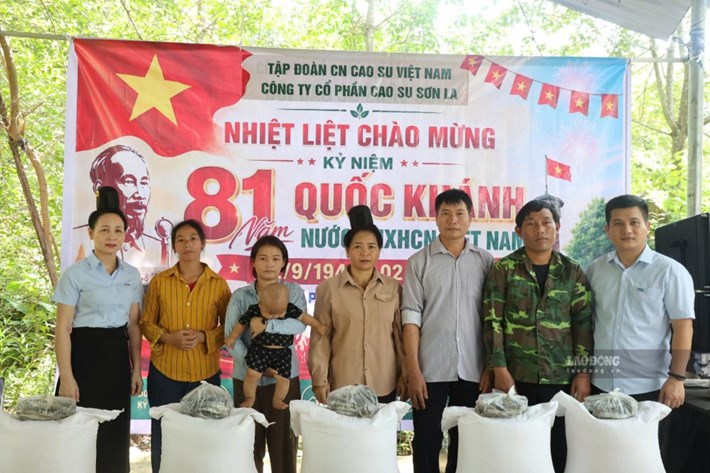Le représentant de la société par actions de caoutchouc de Sơn La remet des cadeaux aux employés de l'équipe de caoutchouc de Mường La. Photo: Trần Hiền