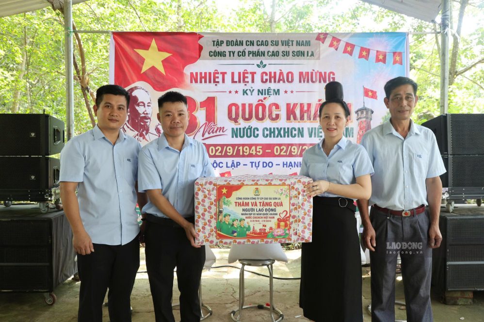 Đại diện Công ty CP Cao su Sơn La trao quà cho Đội Cao su Mường La. Ảnh: Trần Hiền