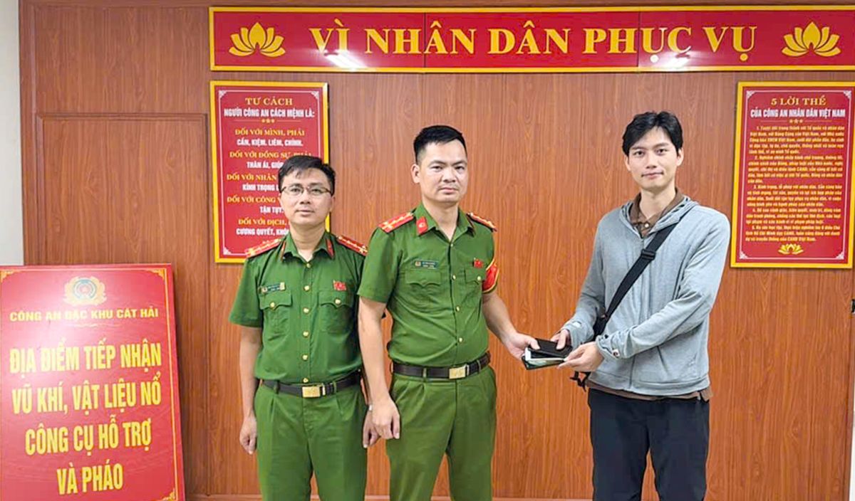 Ayant trouvé 3 téléphones, un touriste de Hai Phong demande à la police de retrouver le propriétaire