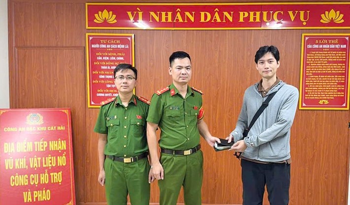 M. Hồ Văn Hiếu s'est rendu directement à la police de la zone spéciale de Cát Hải pour remettre les biens trouvés. Photo: Portail d'information électronique de la zone spéciale de Cát Hải, Hải Phòng
