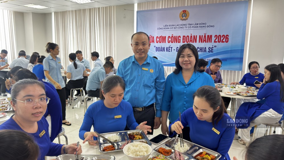 Trade Union meal with many delicious dishes, connecting the feelings of workers