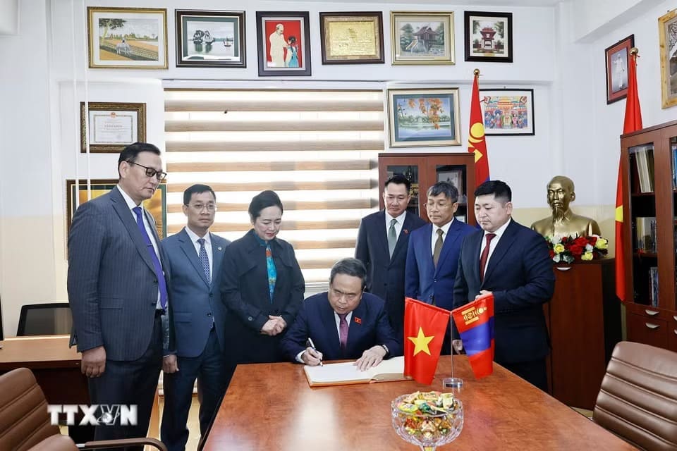 Chủ tịch Quốc hội Trần Thanh Mẫn ký sổ lưu niệm tại Trường liên cấp số 14 mang tên Chủ tịch Hồ Chí Minh ngày 9.9.2026. Ảnh: Doãn Tấn/TTXVN