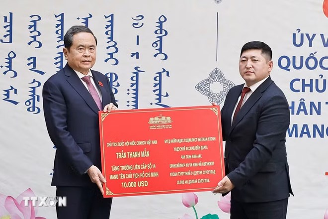 National Assembly Chairman visits Ho Chi Minh School in Mongolia