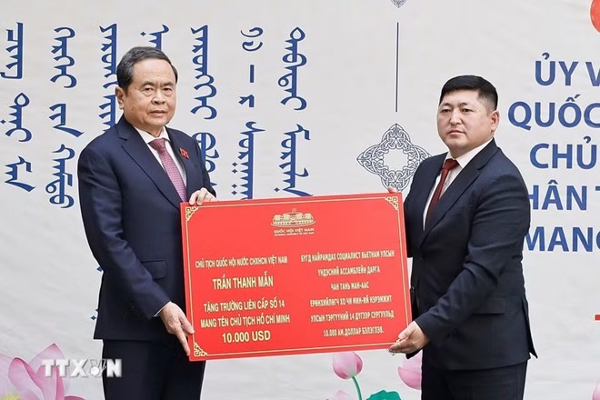 Politburo Member, National Assembly Chairman Tran Thanh Man presents gifts to Inter-level School No. 14 named after President Ho Chi Minh on September 9, 2026. Photo: Doan Tan/VNA