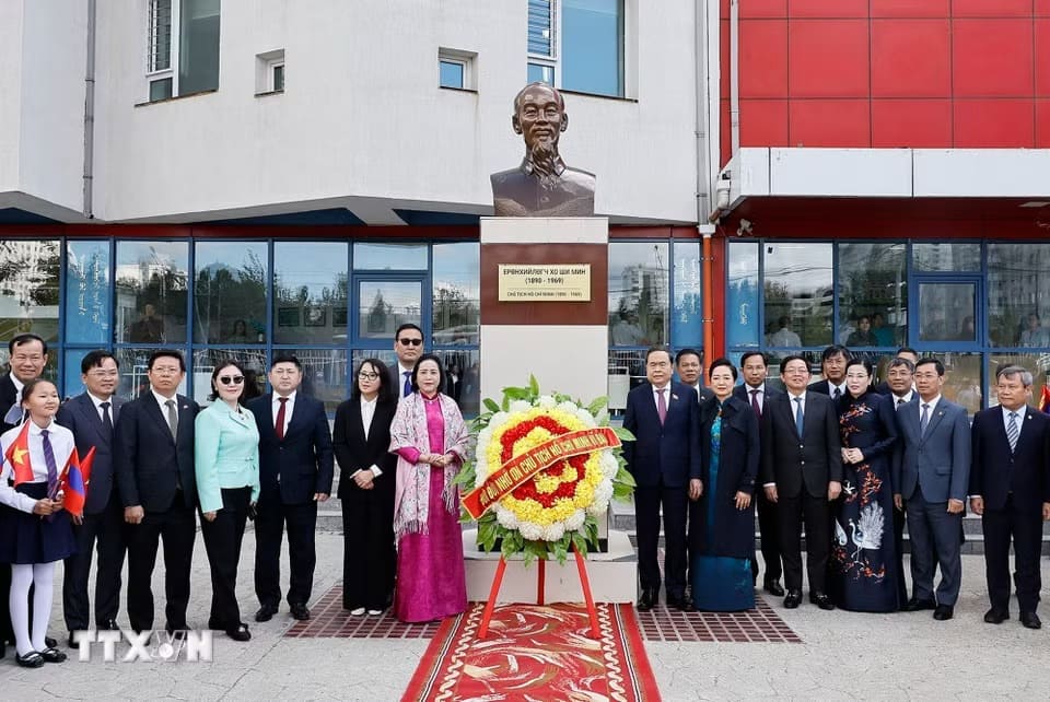 Chủ tịch Quốc hội Trần Thanh Mẫn và Phu nhân cùng đoàn đại biểu cấp cao Việt Nam đặt vòng hoa tại Tượng đài Chủ tịch Hồ Chí Minh tại Trường số 14 mang tên Chủ tịch Hồ Chí Minh ngày 9.9.2026. Ảnh: Doãn Tấn/TTXVN