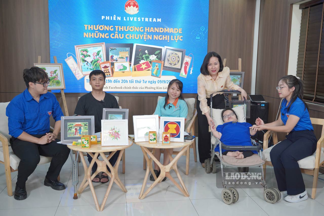 Hình ảnh buổi phát sóng trực tiếp ngày 9.9 tại phường Kim Liên. Ảnh: Linh Anh