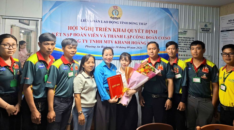 Dong Thap: Establishment of grassroots trade union, admission of new union members in An Binh ward