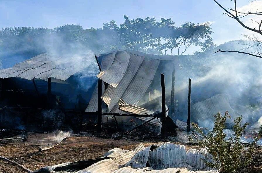 Căn nhà bị thiêu rụi hoàn toàn, khiến gia đình anh Hồ Văn Diêm lâm vào cảnh khó khăn. Ảnh: Mặt trận Phước Trà