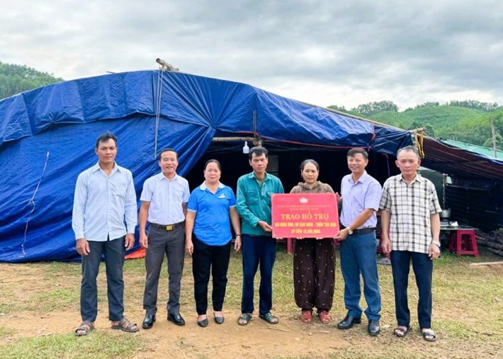 Phuoc Tra Front donates 52.65 million VND to help Mr. Diem's family after the house fire. Photo: Phuoc Tra Front photo