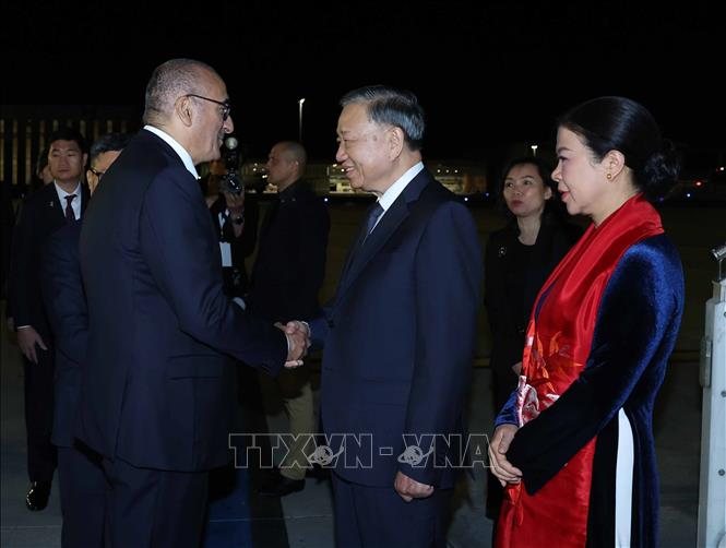 Đại biểu Pháp đón Tổng Bí thư, Chủ tịch nước Tô Lâm và Phu nhân tại sân bay Orly, Paris. Ảnh: TTXVN