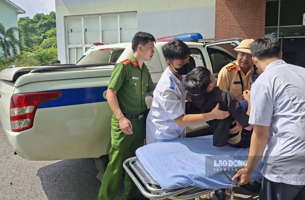 Lao Cai traffic police use specialized vehicles to take 2 victims to the emergency room