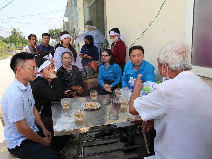 Nghe An Provincial Labor Federation visits the family of the unfortunate deceased union member. Photo: Nghe An Trade Union posted on September 8th