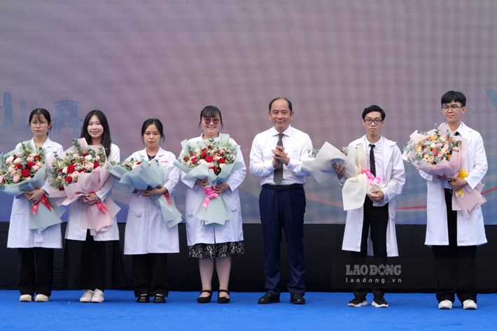 Leaders of the Ho Chi Minh City Department of Health present flowers to young doctors who registered to work at health stations on September 10. Photo: Thanh An