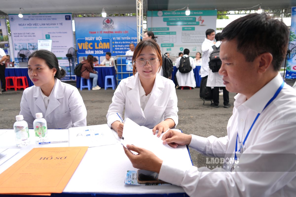 Bác sĩ Lý Thúy Vy (giữa) nộp hồ sơ ứng tuyển việc làm tại Bệnh viện Đa khoa Bà Rịa ngày 10.9. Ảnh: Thành An