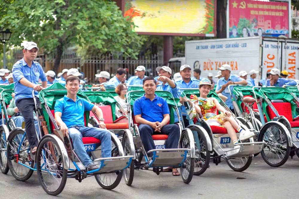 Members of the Hoi An and Da Nang Cyclo Union respond to the "5 no 3 yes - 4 an" program