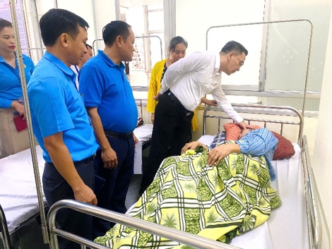 Vietnam Medical Union visits sick and in difficult circumstances union members