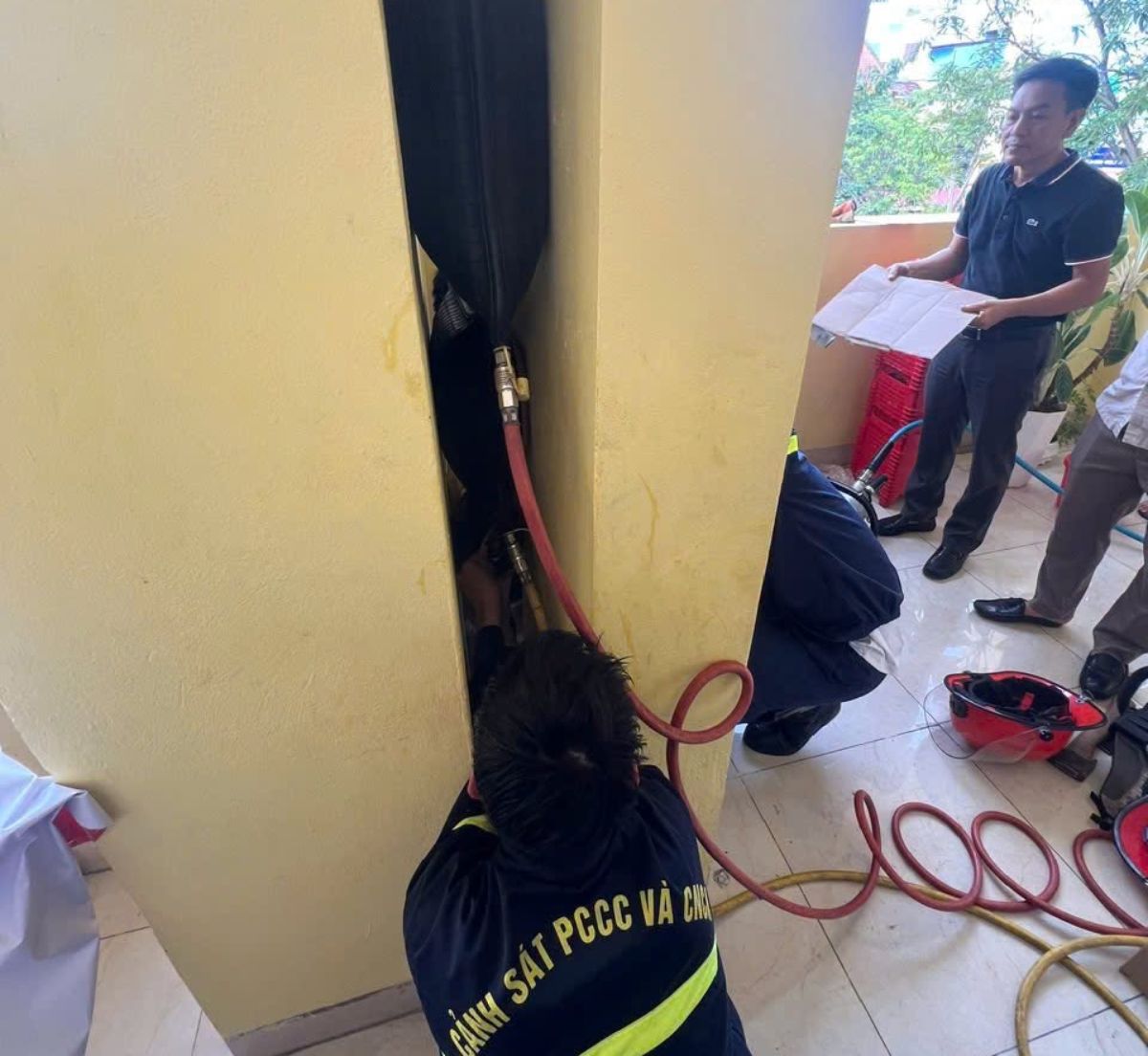 Police rescue 2nd grade student trapped in wall crevice in Ninh Binh