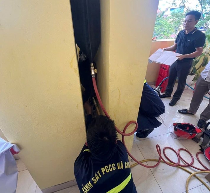 Rescuing a student trapped in a wall gap. Photo: Fire and Rescue Police Department of Ninh Binh Provincial Police