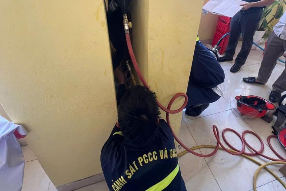 Police rescue 2nd grade student trapped in wall crevice in Ninh Binh