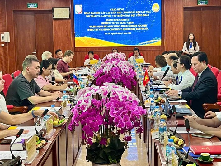 The high-level delegation of the Russian Union of Independent Trade Unions visited and worked at the Trade Union University on the afternoon of September 10th. Photo: Minh Huong.