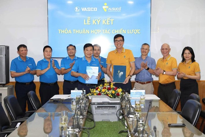 Signing of Trade Union Coordination Regulations between Aviation Services Company (VASCO) and Aviation Labor Supply Joint Stock Company (ALSUCO) to better care for workers. Photo: Aviation Trade Union.