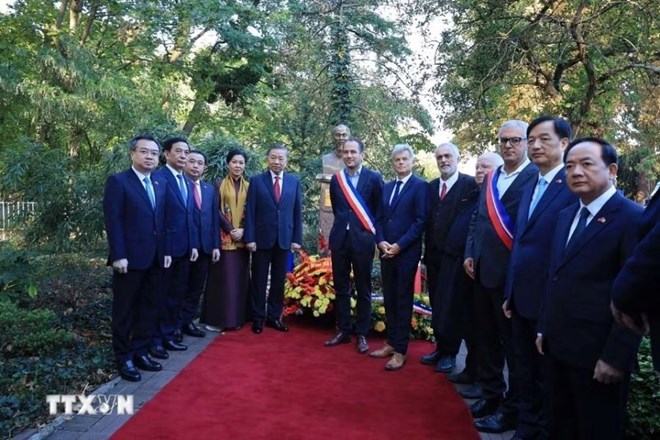 General Secretary and President To Lam and delegates take photos in front of President Ho Chi Minh's statue in Montreuil (France). Photo: VNA