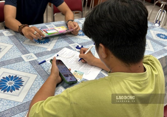 The proposal to reduce working hours to 40-44 hours/week has received much attention from readers. In the photo, workers register to look for jobs at the Dong Thap Employment Service Center. Photo: Luong Hanh (taken in May 2026)