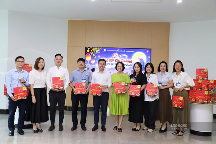 VNPT Corporation Trade Union presents gifts to union members on the occasion of the 2026 Mid-Autumn Festival. Photo: VNPT Corporation Trade Union