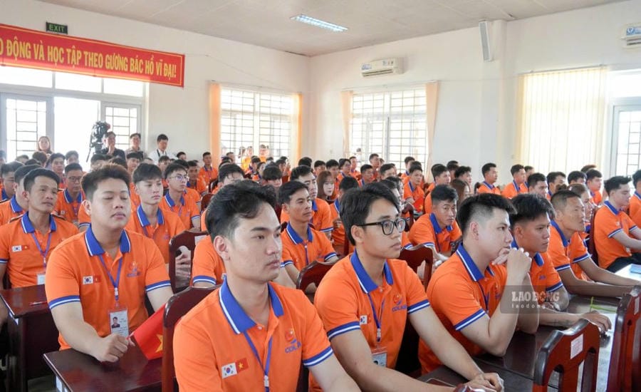 Vietnamese workers reduce the burden of costs when working abroad