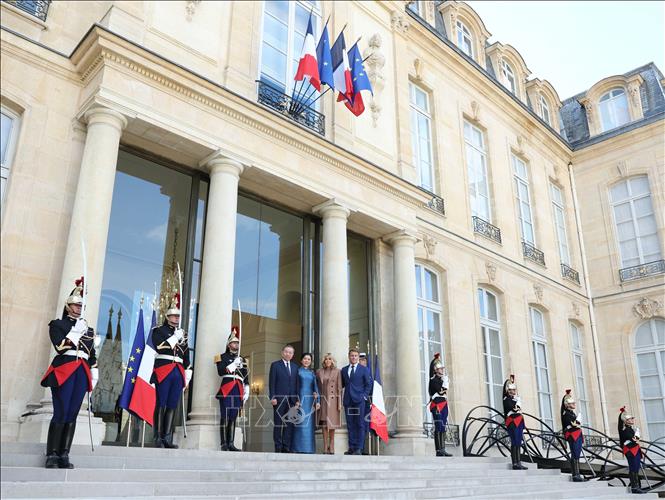 Tổng thống Pháp Emmanuel Macron và Phu nhân đón Tổng Bí thư, Chủ tịch nước Tô Lâm và Phu nhân. Ảnh: TTXVN