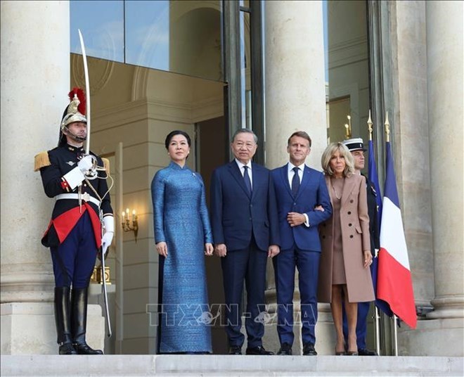 French President Emmanuel Macron and his wife welcome General Secretary and President To Lam and his wife. Photo: VNA