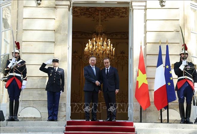 General Secretary and President To Lam meets with French Prime Minister Sébastien Lecornu. Photo: VNA