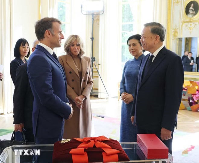 French President Emmanuel Macron awarded the French Legion of Honor to General Secretary and President To Lam. Photo: Thong Nhat/VNA