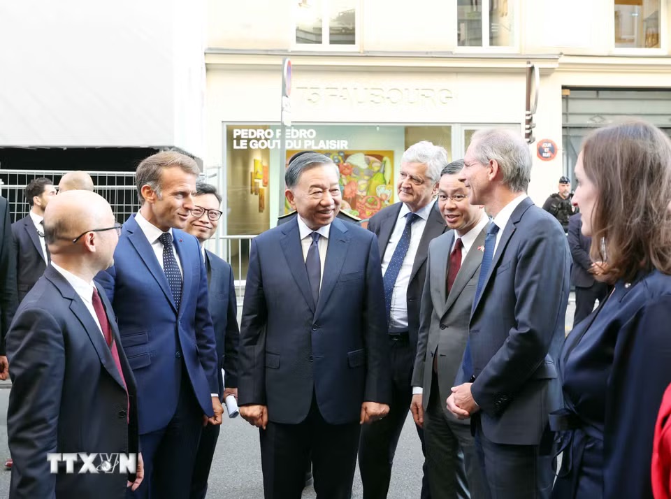 Tổng Bí thư, Chủ tịch nước Tô Lâm và Tổng thống Cộng hòa Pháp Emmanuel Macron cùng các đại biểu. Ảnh: Thống Nhất/TTXVN