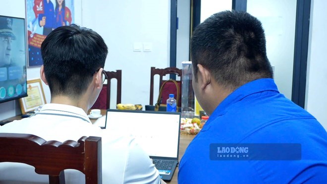 The Ministry of Home Affairs guides the ranking of principal specialist rank or equivalent for Deputy Heads of commune-level specialized agencies. Photo: My Ly (photo taken in April 2026, officials of Tay Ho ward - Hanoi during working hours)