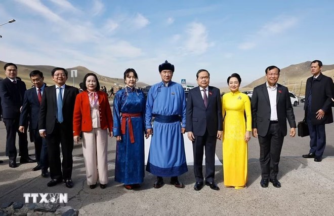 Politburo member, National Assembly Chairman Tran Thanh Man and his wife, along with Mongolian National Assembly Chairman Sandag Byambatsogt and his wife, visit the prairie at the Chingisiin Khaanii Khuree complex. Photo: Doan Tan/VNA
